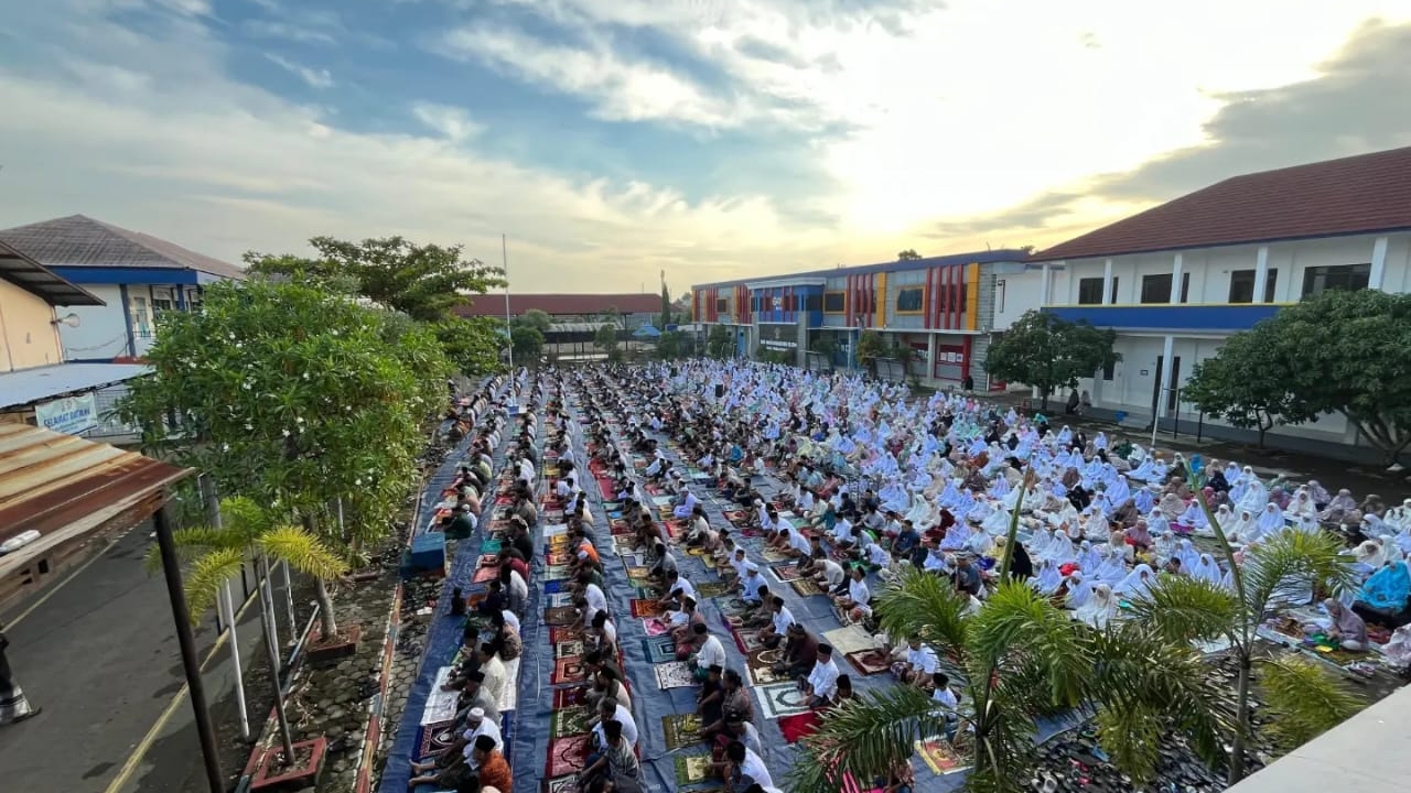 Ribuan Muslim melaksanakan Salat Idul Fitri 1445 H di Halaman SMK Muhammadiyah Bligo